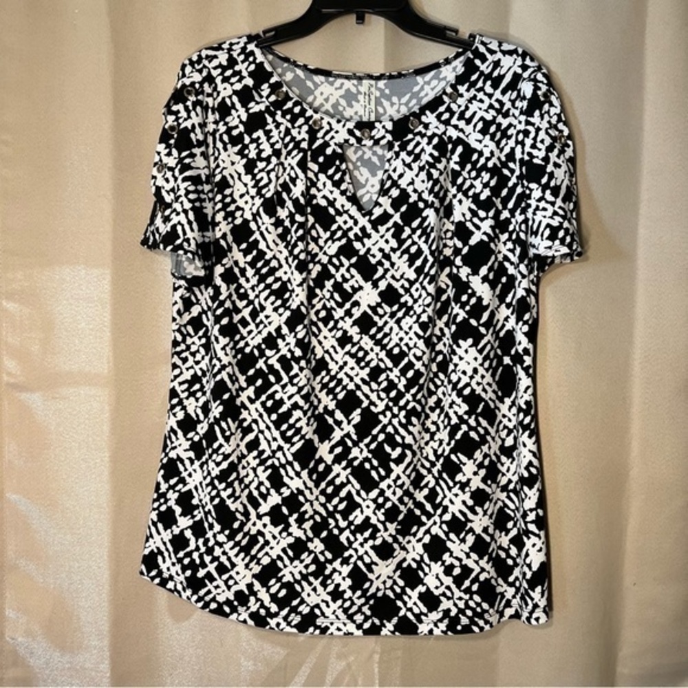 PerSeption Concept XL Black White Short Sleeve Blouse Chic Crisscross Design